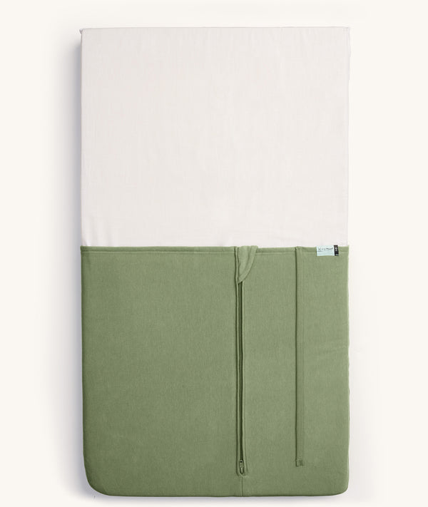 HugMe Blanket Moss zipped up